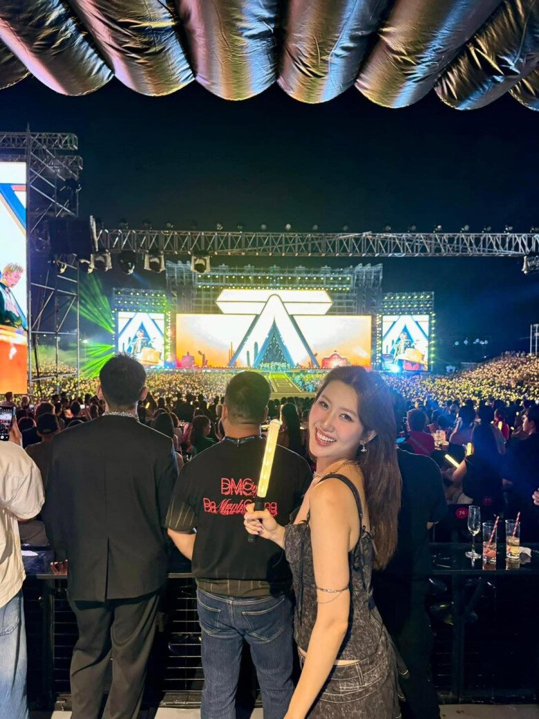 Dàn mỹ nhân Việt "lên đồ" đi cổ vũ hai concert "anh trai", các chị đẹp U40 sexy hết nấc - 9