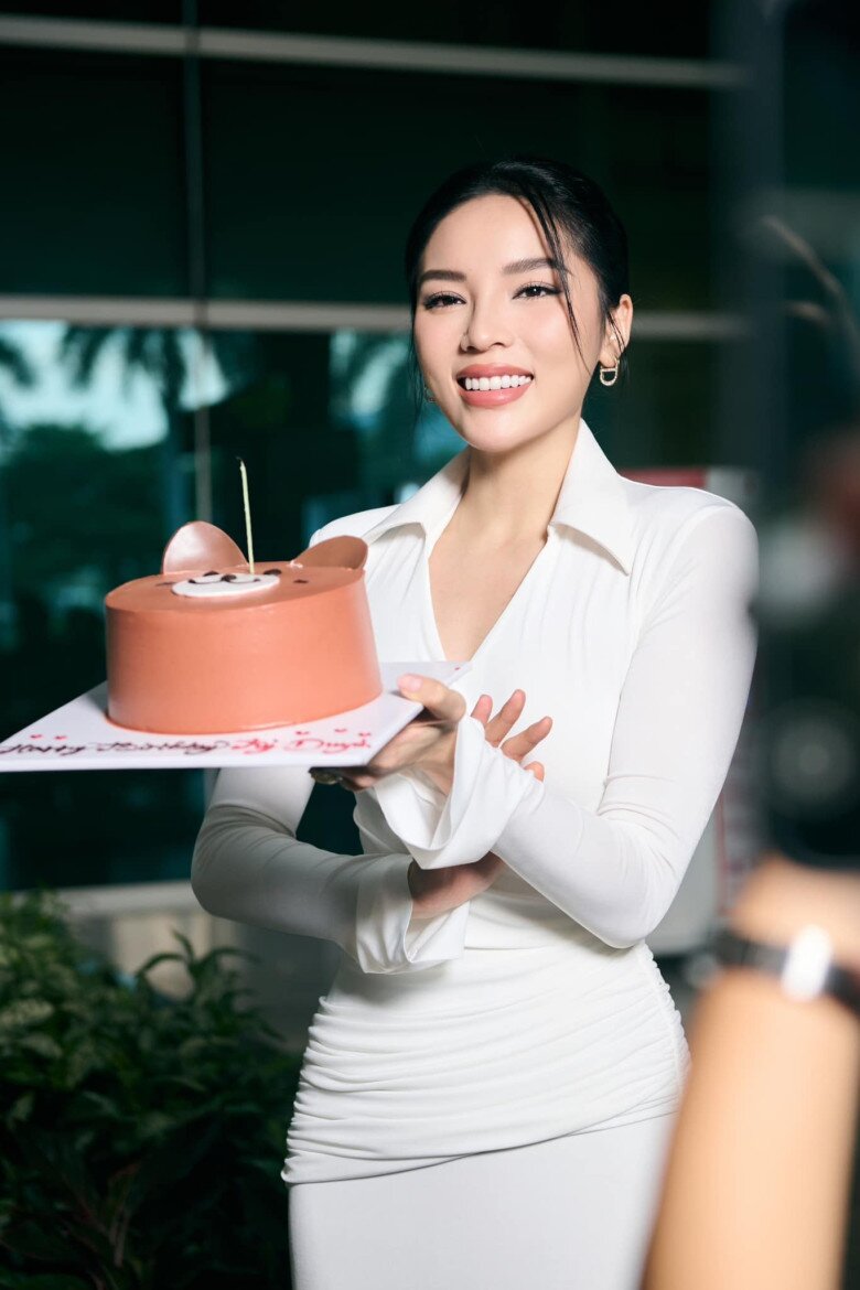 Hoa hậu Kỳ Duyên mặc váy bó sát về nước, hoàn thành giấc mơ 10 năm với thành tích top 30 Miss Universe 2024 - 2