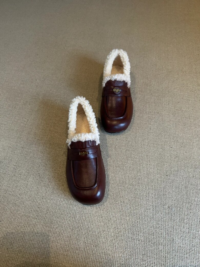 Giày shearling là gì mà làm phái đẹp khắp thế giới &#34;phát cuồng&#34; trong mùa thu đông 2024 - 2