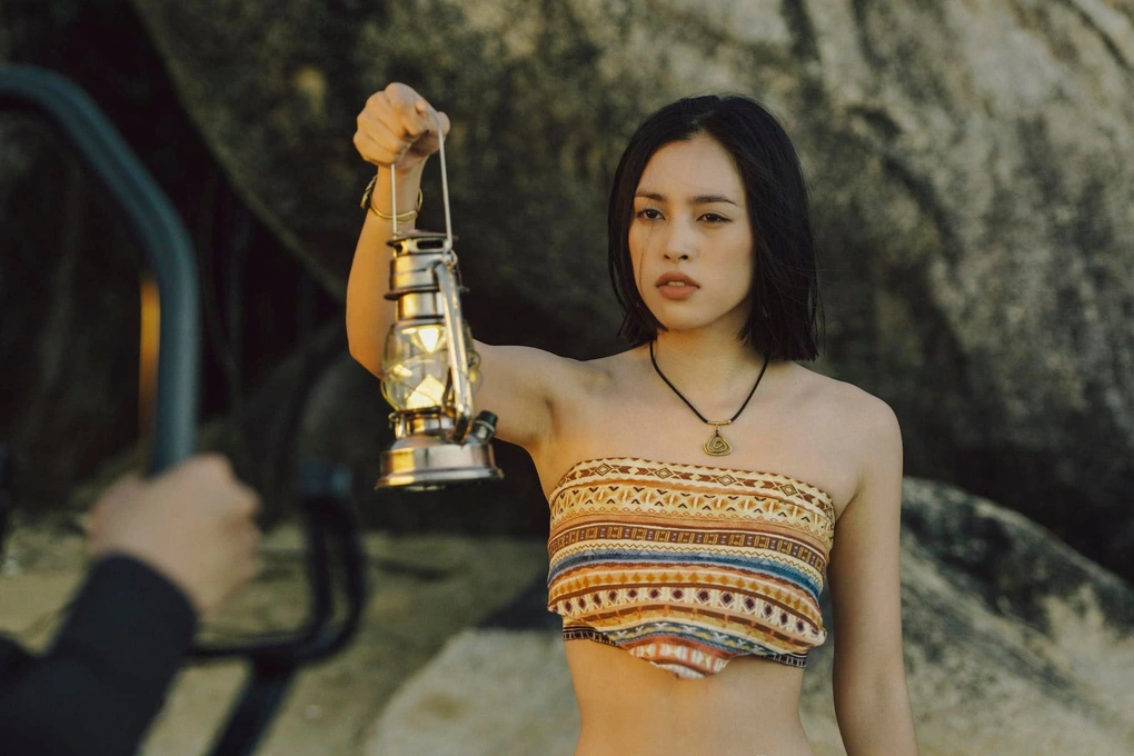Sở hữu gương mặt tỷ lệ vàng, Hoa hậu ngàn năm có một vừa cắt tóc ngắn liền khiến fans &#34;khóc thét&#34; - 4