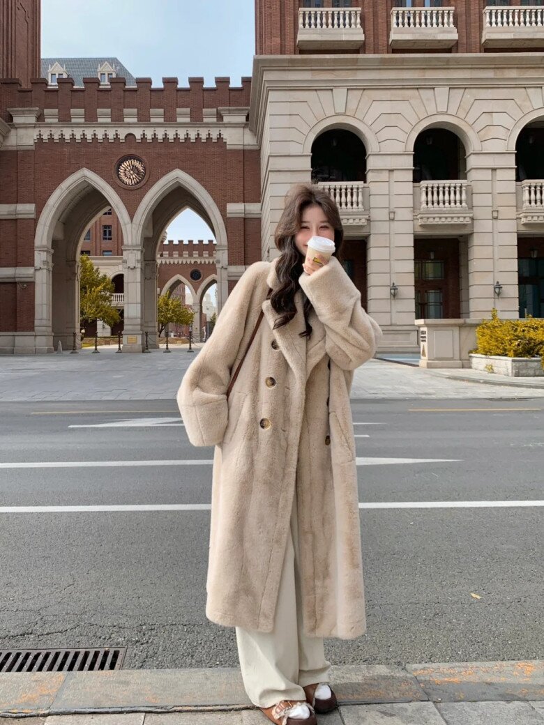 Không phải trench coat hay dệt kim, áo khoác lông cừu mới là món đồ được săn đón vào mùa lạnh 2024 - 9