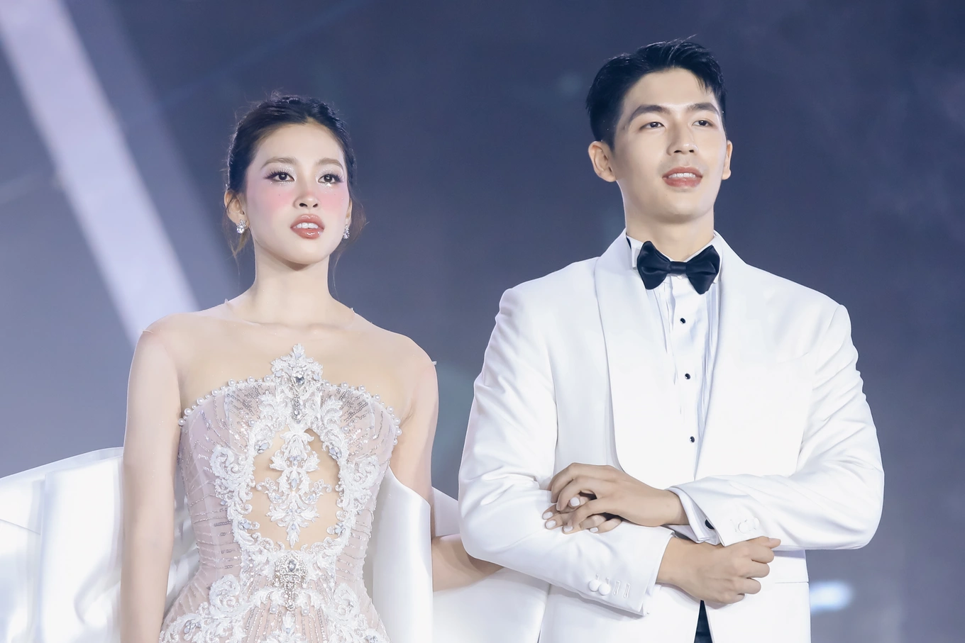 Dàn mỹ nhân Việt "lên đồ" đi cổ vũ hai concert "anh trai", các chị đẹp U40 sexy hết nấc - 8