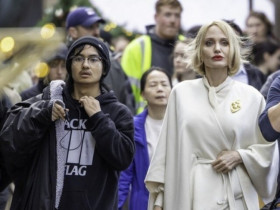 Angelina Jolie đẹp rực rỡ với mái tóc ngắn vàng hoe, con trai cả Maddox hiếm hoi lộ diện
