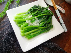 Loại rau rẻ tiền lại rất ngon, có lượng canxi gấp 5 lần cá, đem xào tỏi được món trôi cơm bất ngờ
