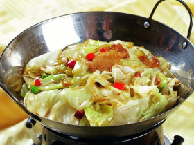 Xào bắp cải đừng cho luôn vào chảo, làm thêm điều này trong 20 giây, rau sẽ luôn giòn ngon, lại ít ra nước