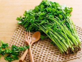 Rau mùi mua về vài hôm là héo, nhớ 3 cách này để lâu hương vị vẫn thơm ngon, nấu được nhiều món