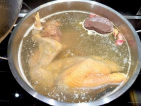 Luộc gà nên để úp hay ngửa mới đúng, nhiều người có thói quen này bảo sao gà chín không đều!