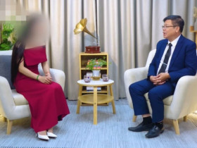 Lén về quê bạn trai để tạo bất ngờ cho anh, người phụ nữ choáng váng khi thấy người ra mở cửa