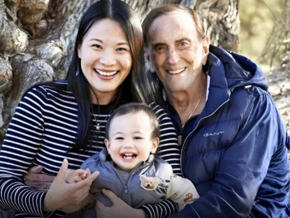 Phải lòng cô giáo dạy tiếng Trung, bác sĩ 93 tuổi đón con trai đầu lòng với vợ kém 56 tuổi, lên kế hoạch sinh thêm đứa nữa