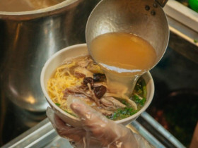 2 quán bún thang lâu đời nhất Thủ đô: Tồn tại hơn 30 năm, chỉ bán buổi tối mà hết veo 800 bát/ngày