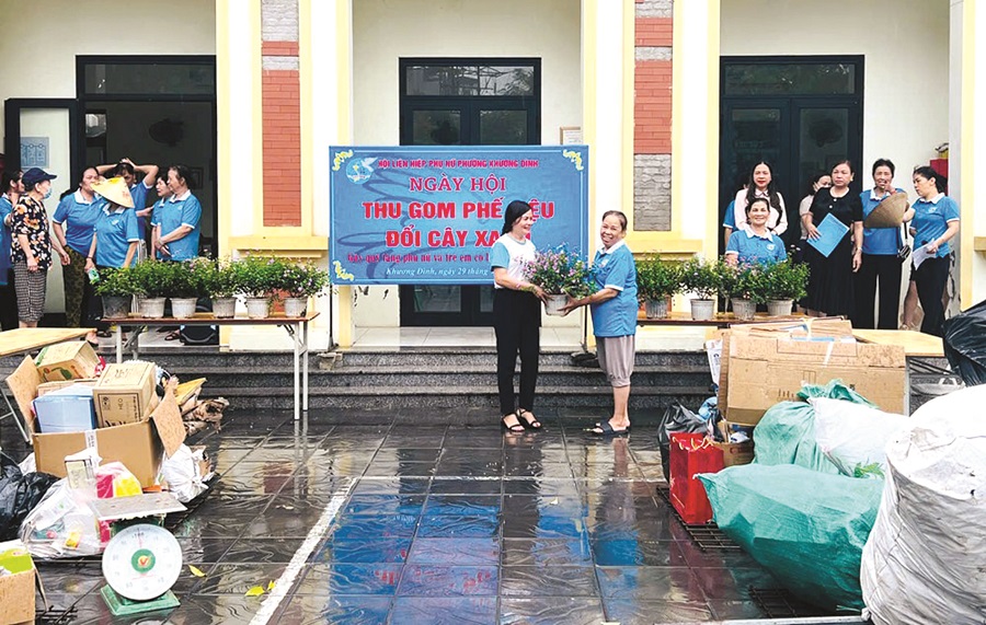 Phụ nữ Thủ đô tích cực thi đua làm nhiều việc tốt - 2