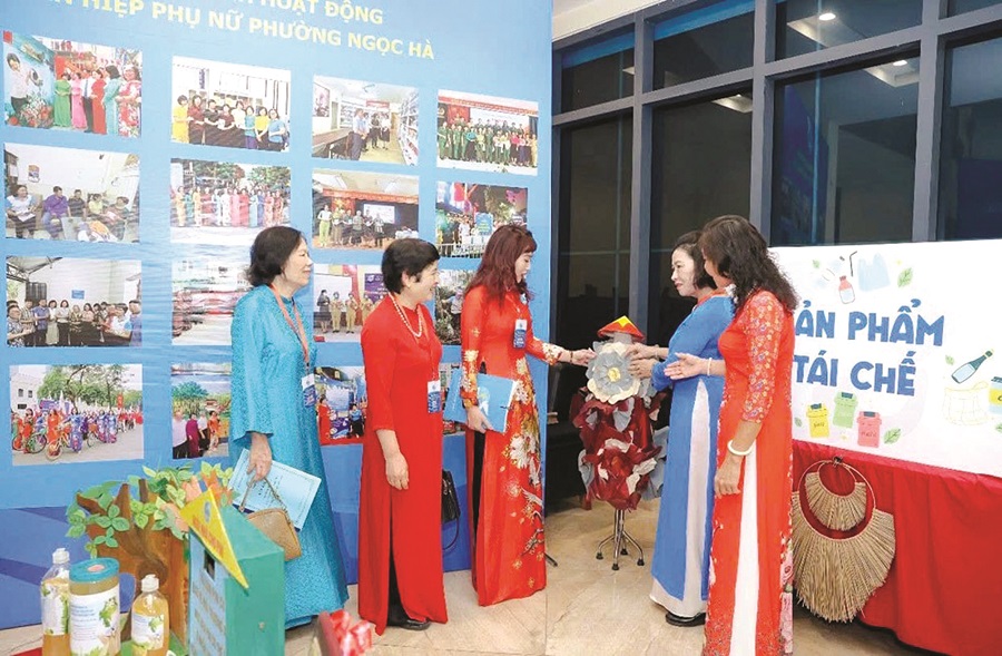 Phụ nữ Thủ đô tích cực thi đua làm nhiều việc tốt - 1