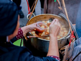 3 quán bán món bánh đặc sản mùa đông Hà Nội: Tồn tại mấy chục năm khách vẫn xếp hàng, bán 3 tiếng "hết bay" 4 thùng bánh