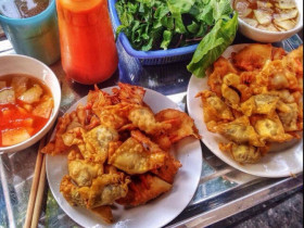 Giữa lòng Thủ đô có 4 hàng bánh tôm lâu năm "chuẩn vị" nhất, có quán hơn 30 năm bán hơn 1000 chiếc/ngày