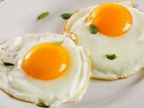 Khi ốp trứng, đừng cho luôn vào chảo, thêm một bước nữa, trứng không dính sát hay cháy viền