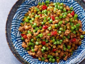 Mua được đỗ, đem về xào kiểu này cả nhà thi nhau gắp, rẻ mà ngon lại cực trôi cơm