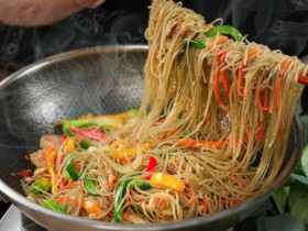Xào miến đầu bếp mách 3 mẹo này, miến luôn ngon, tơi chẳng hề dính nát