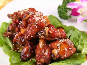 Làm sườn xào chua ngọt kiểu này nhớ nấu nhiều cơm, kẻo cả nhà ăn xong lại phải thòm thèm vì thiếu