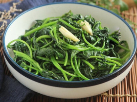 Xào rau lang hay bị thâm đen, nhớ ngay chiêu này xào 10 lần cả 10 lần đều xanh mướt lại chẳng hề bị chát