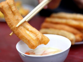 Dắt nhau đi ăn quẩy nóng Hà Nội với 6 địa chỉ ngon no rẻ, có quán hàng chục năm bán món ăn vặt quốc dân