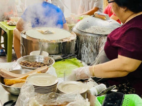 Đi tìm 3 hàng bánh cuốn lâu đời giữa lòng Thủ đô: 2 quán được Michelin vinh danh, ngày bán hết veo cả nghìn suất