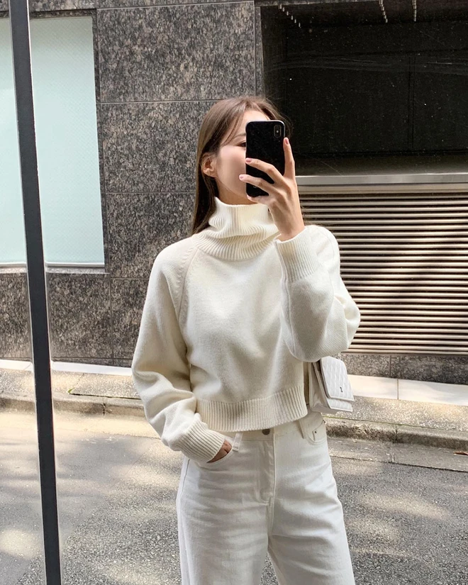 Mùa lạnh đón đầu xu hướng diện quần trắng nhờ 4 công thức này, hội chị em vừa mặc ấm lại trẻ trung hơn tuổi - 10