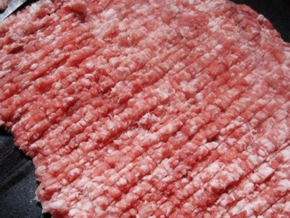 Tự băm thịt thật khó và lâu, đầu bếp mách chỉ 2 phút là băm xong miếng thịt 300g, vừa ngon lại cực vệ sinh