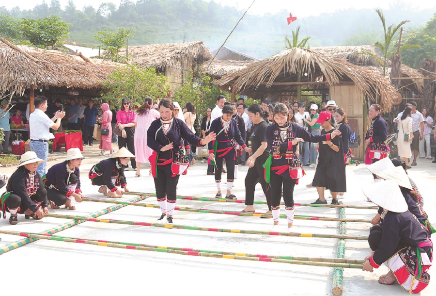 Phát triển và bảo tồn bản sắc ở vùng đồng bào dân tộc thiểu số - 2