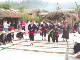 Phát triển và bảo tồn bản sắc ở vùng đồng bào dân tộc thiểu số