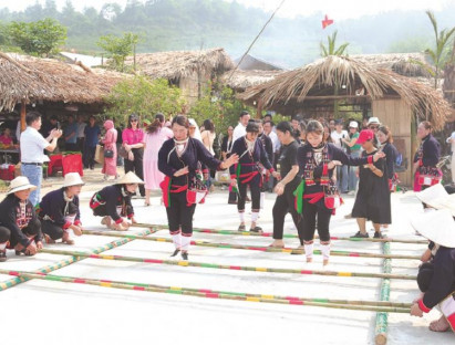 Phát triển và bảo tồn bản sắc ở vùng đồng bào dân tộc thiểu số