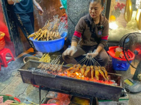 4 quán chân gà nướng "top peak" nhất Thủ đô: Mùi thơm phức khắp phố, người ngồi tràn cả vỉa hè để ăn