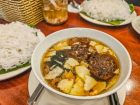 "Ăn sập" 4 quán bún chả lâu đời nhất Thủ đô: Nhiều nơi được Michelin vinh danh, có quán rộng 10m2 bán 600 suất/ngày