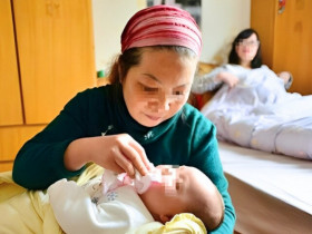 Vượt cạn thành công được bố mẹ chồng tặng bao lì xì, sau khi mở ra, cô gái tức giận đi đổi họ cho con