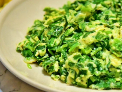 Loại lá mệnh danh là "rau của thận", lại còn tốt cho gan, đem xào với trứng được món siêu rẻ mà ngon bổ