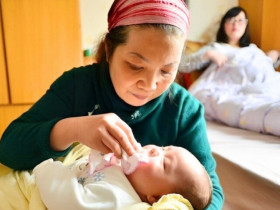 Mẹ chồng giáo viên bị ung thư giai đoạn cuối giấu bệnh chăm con dâu ở cữ, ngày cháu nội cứng cáp là lúc bà rời đi