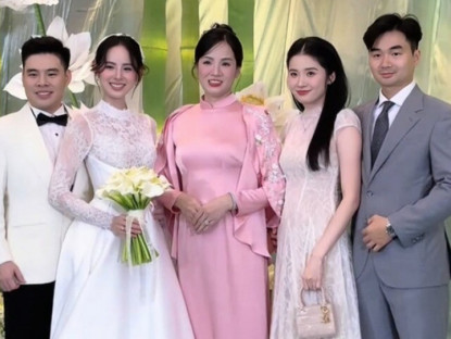 Chị gái Hương Liên có vẻ đẹp một 9 một 10 với em gái, nhìn sang mẹ ruột mới thấy gia đình toàn cực phẩm nhan sắc