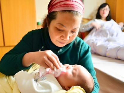 Mẹ chồng giáo viên bị ung thư giai đoạn cuối giấu bệnh chăm con dâu ở cữ, ngày cháu nội cứng cáp là lúc bà rời đi