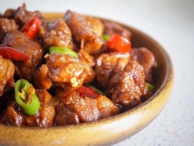 Thịt con này giá cực rẻ nhưng protein lại cao, đem kho bia được món trôi cả nồi cơm