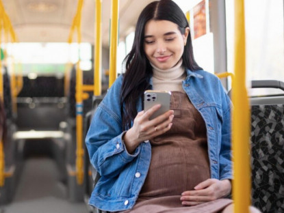 Nhường chỗ cho bà bầu trên xe buýt, thanh niên đổi đời sau khi đọc mảnh giấy cô để lại