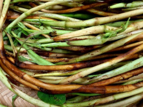 Thứ xưa nhà nghèo ăn phát chán còn vứt cho lợn nay thành đặc sản được đóng túi bán khắp nơi, thử một lần là "nghiện"