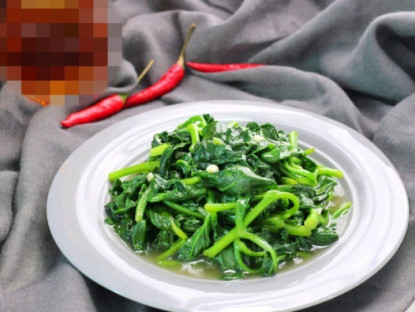 Lá này mệnh danh là "người khổng lồ xanh trong các loại rau", cực giàu canxi, đem xào tỏi rất trôi cơm