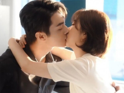 Tại sao nếu muốn “thân mật”, con gái thường vô thức làm 3 hành động này khi hôn?