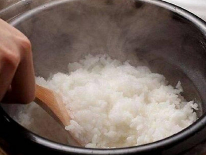 Nấu cơm chỉ cho nước chẳng khác nào "nghiệp dư", thêm 2 thứ này, hạt cơm căng bóng, mềm dẻo trắng thơm
