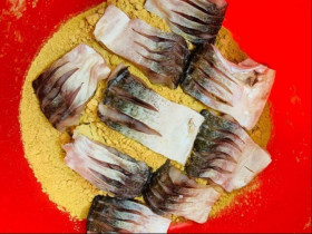 Món cá đem ủ thứ bột thơm phức thành đặc sản độc lạ ở Vĩnh Phúc: Ăn một lần mê tới già, khách đóng thùng mua làm quà