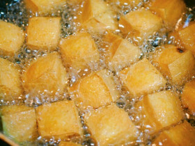 Rán đậu phụ đừng cho ngay vào chảo, thêm thứ này đậu giòn ngon không vỡ nát, ai thấy cũng xuýt xoa