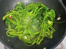 Nhiều người chỉ ăn củ cây này, nhưng phần lá mới là "báu vật", đem xào tỏi trôi cơm vô cùng