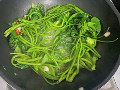 Nhiều người chỉ ăn củ cây này, nhưng phần lá mới là "báu vật", đem xào tỏi trôi cơm vô cùng