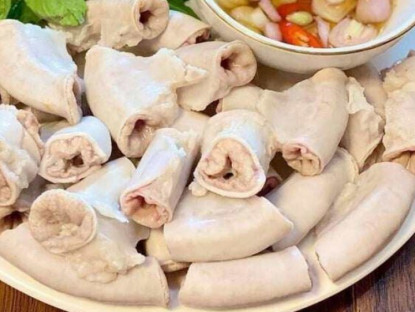 Luộc lòng lợn chỉ cần cho 1 loại gia vị này đảm bảo lòng trắng phau, giòn sần sật “đỉnh” ăn đứt nhà hàng