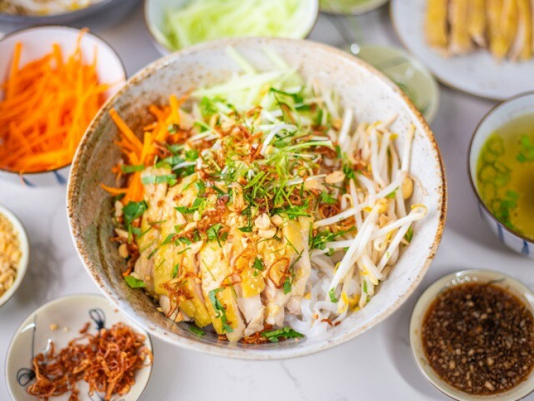 Thèm phở trộn, đến ngay 6 quán ngon nức tiếng phố cổ Hà Nội, ngồi ăn vỉa hè giá cả bình dân 