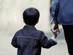 Biết cha đã có vợ, mẹ đành ôm con bỏ đi, 50 năm sau là cuộc hội ngộ không ngờ của hai người phụ nữ 